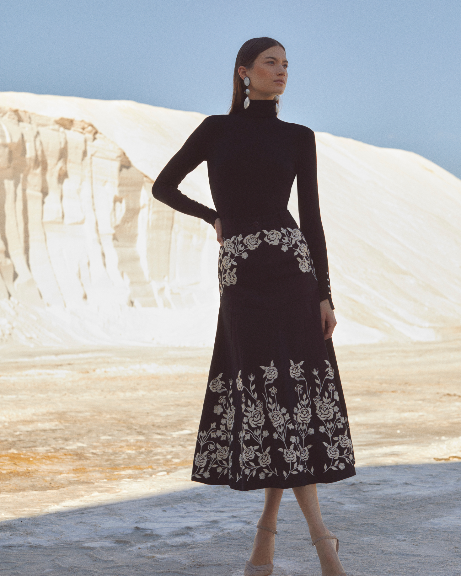 FALDA ANGELA BORDADA NEGRA The IQ Collection