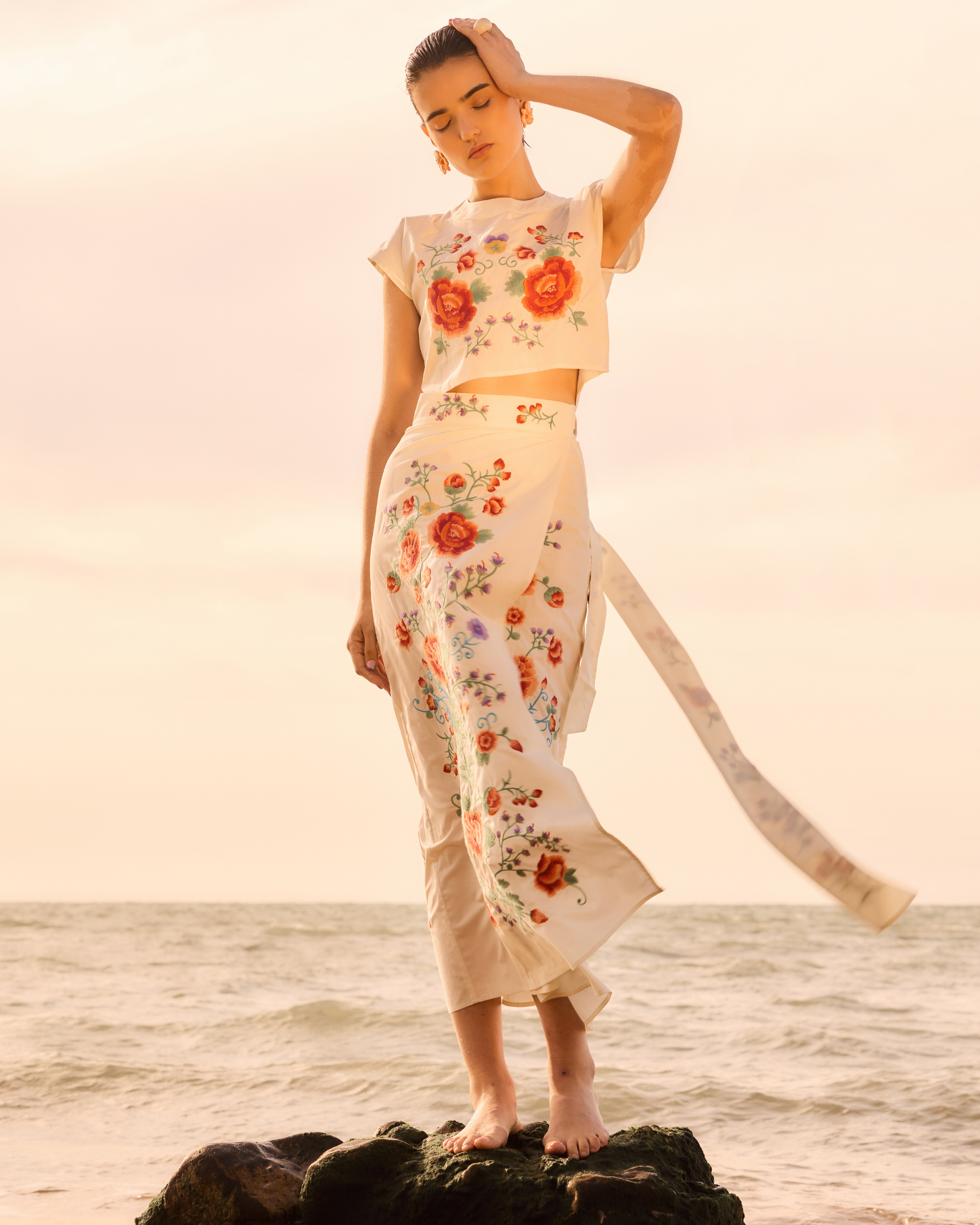 CONJUNTO SANTORINI BEIGE BORDADOS The IQ Collection