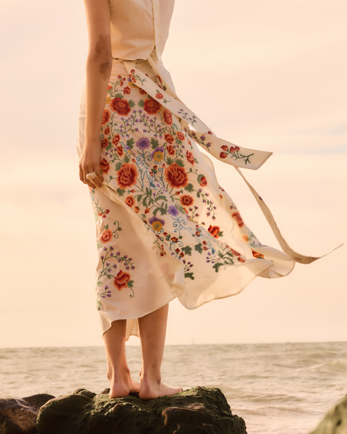 CONJUNTO SANTORINI BEIGE BORDADOS The IQ Collection