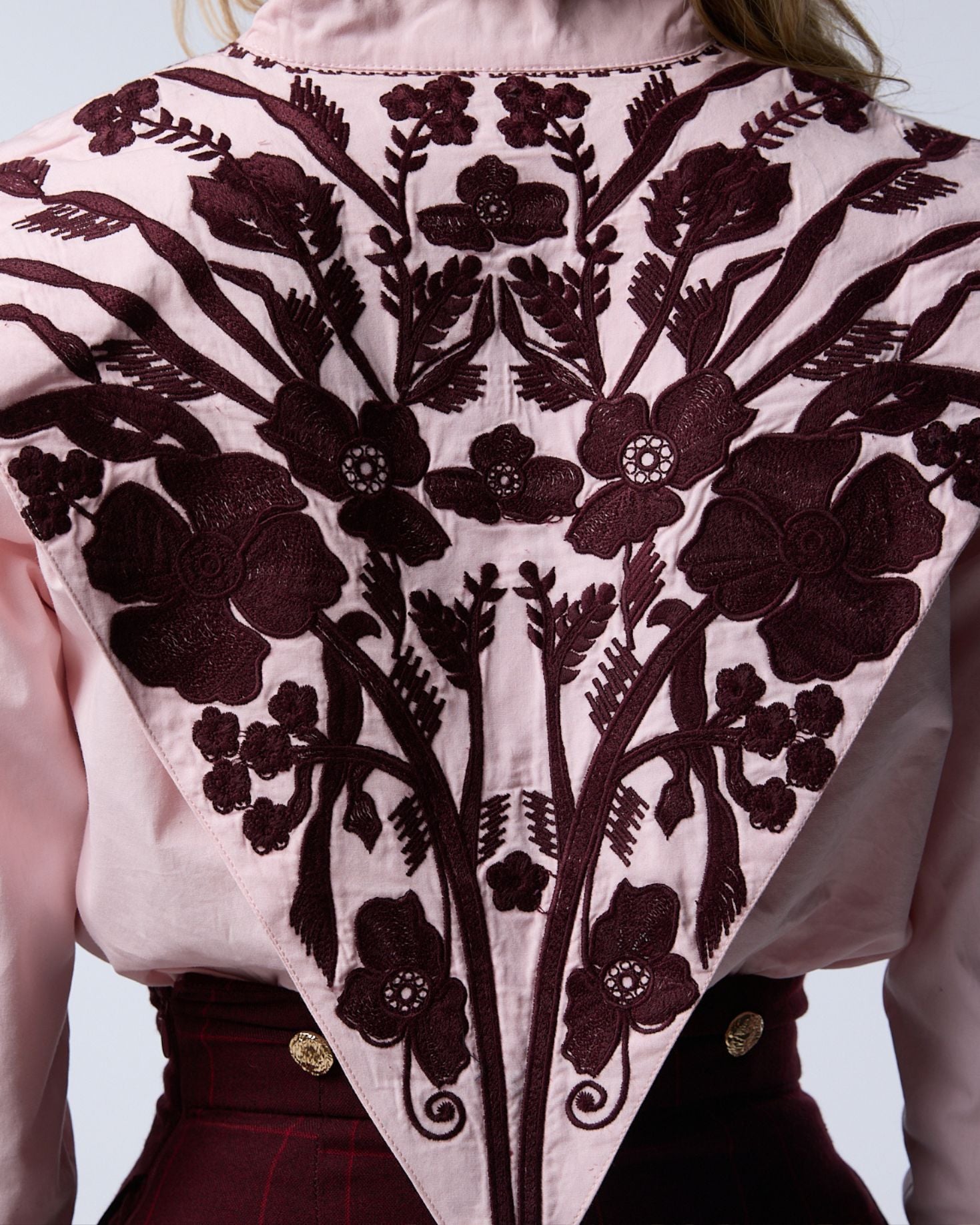 CAMISA MANI BORDADA ROSA The IQ Collection