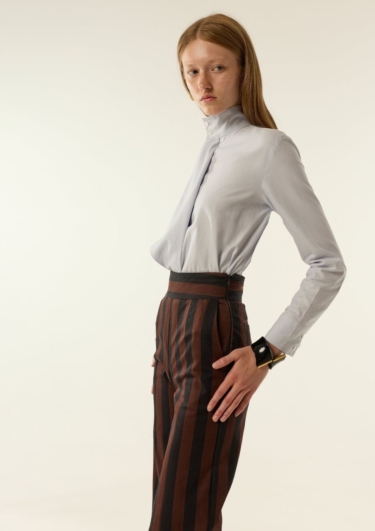 PANTALÓN SAETA MARRÓN Y NEGRO The IQ Collection