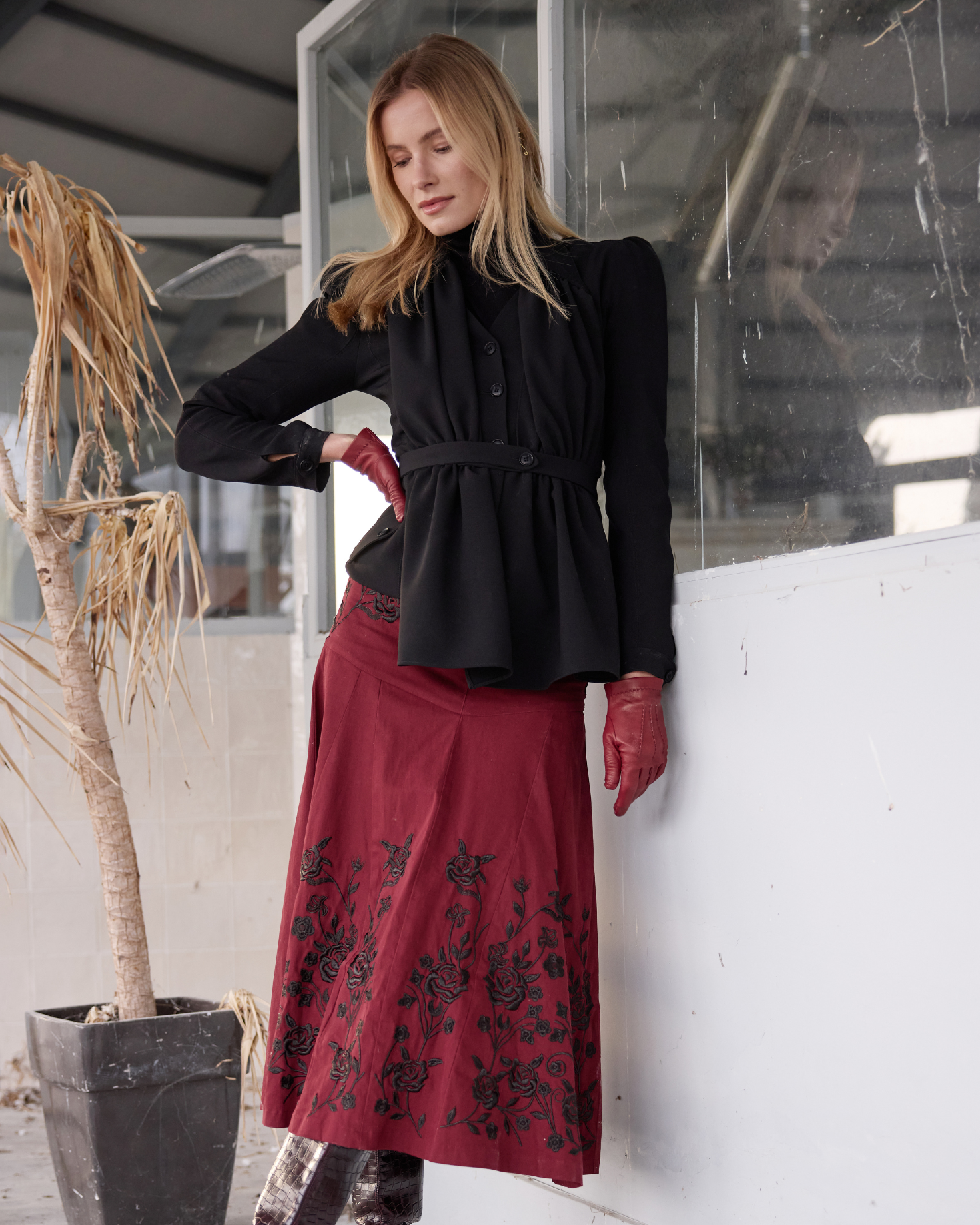 FALDA ÁNGELA BORDADA BURDEOS The IQ Collection