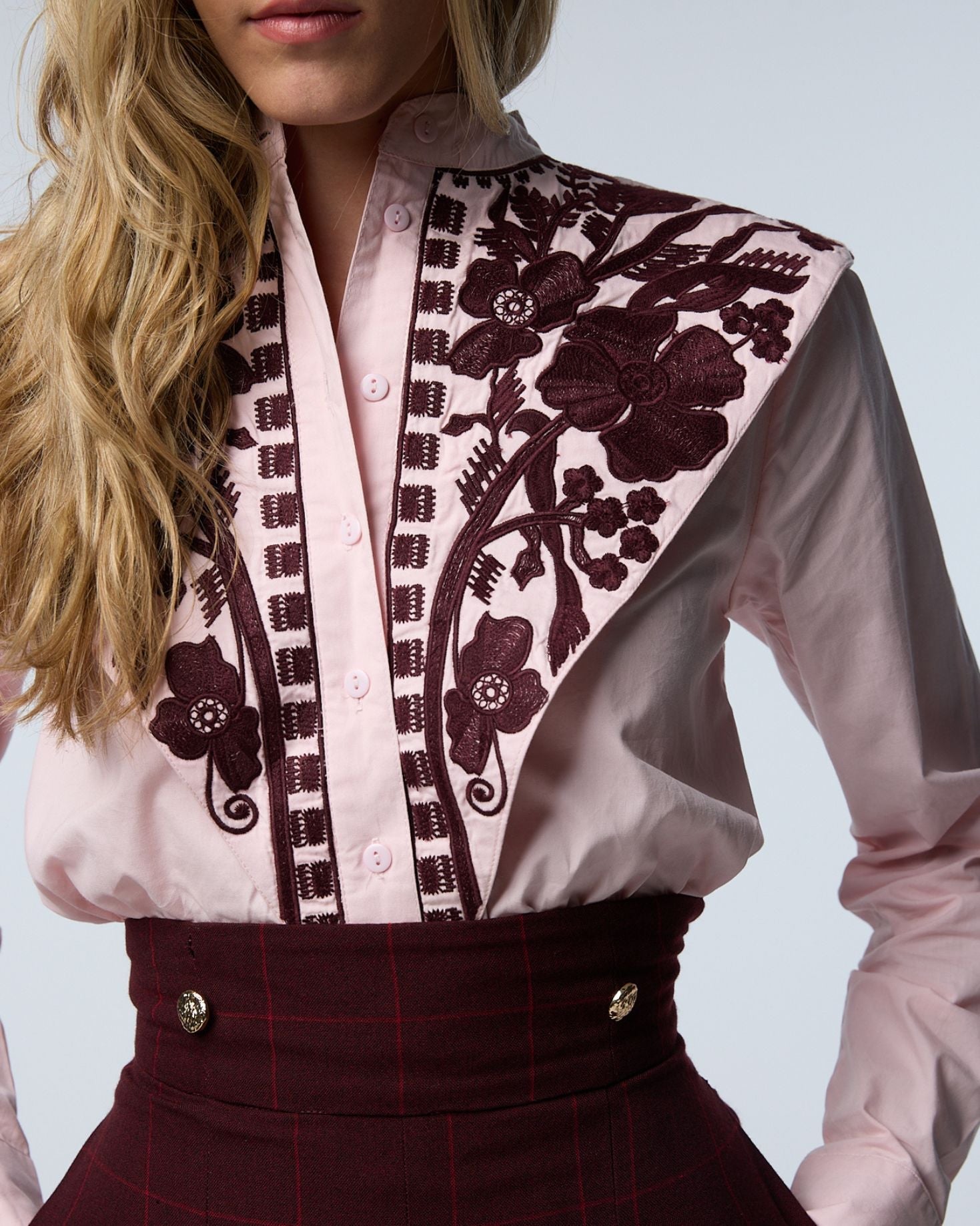 CAMISA MANI BORDADA ROSA The IQ Collection