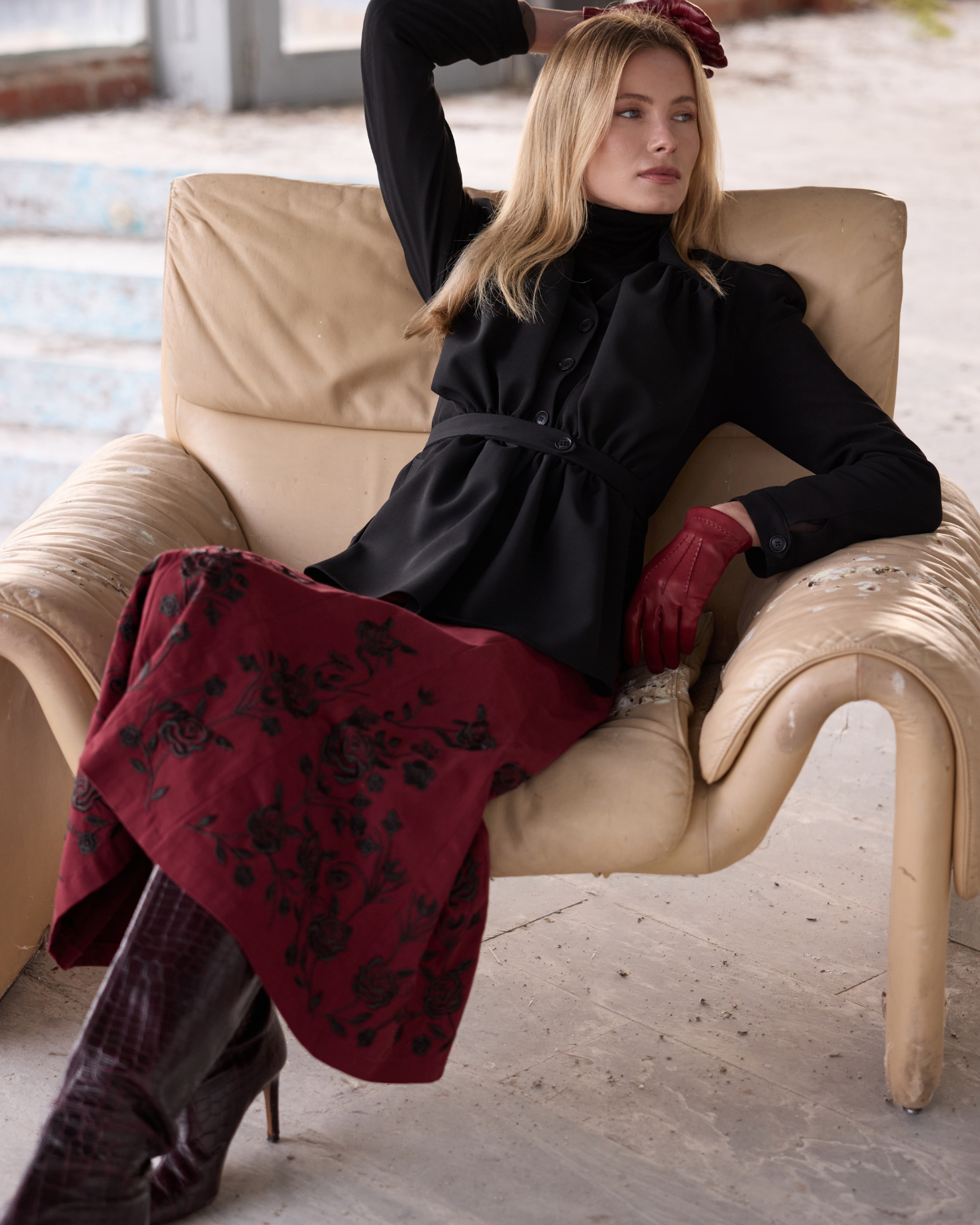 FALDA ÁNGELA BORDADA BURDEOS The IQ Collection