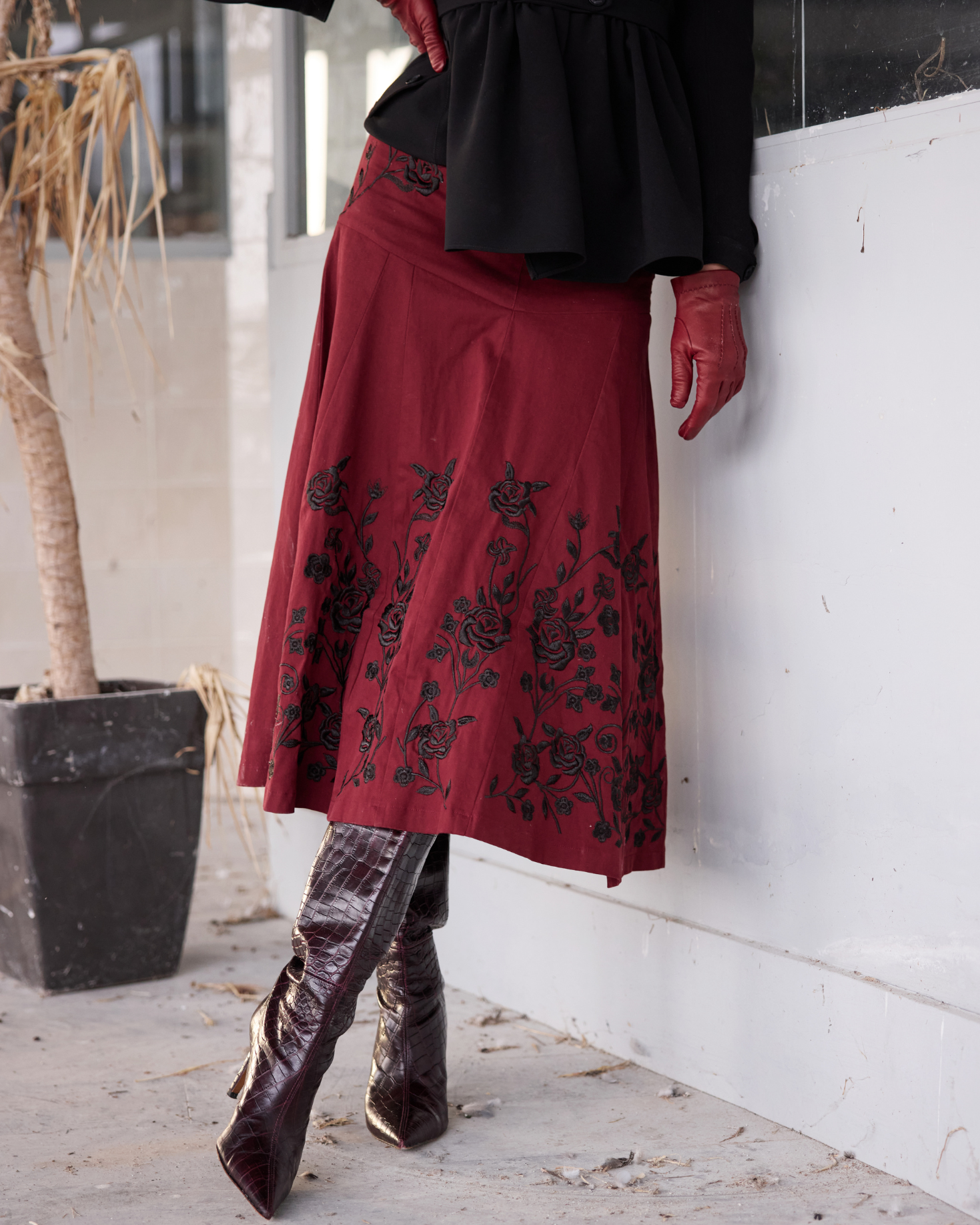 FALDA ÁNGELA BORDADA BURDEOS The IQ Collection