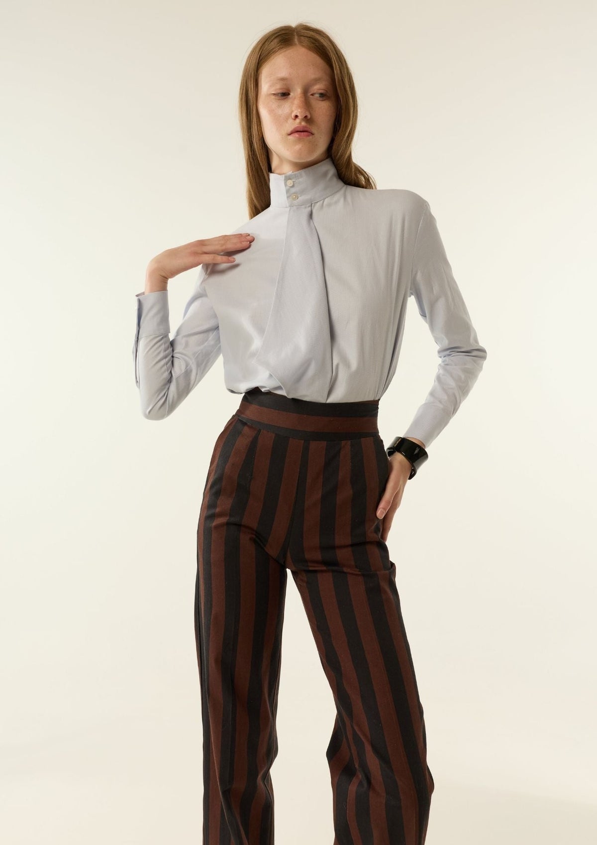 PANTALÓN SAETA MARRÓN Y NEGRO The IQ Collection