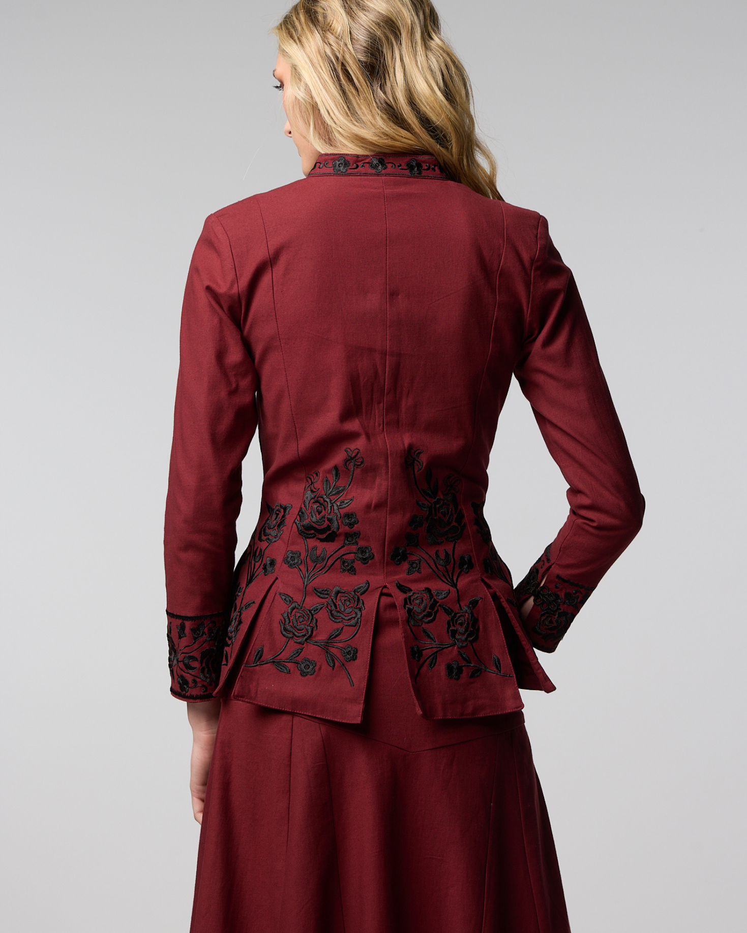 FALDA ANGELA BORDADA NEGRA The IQ Collection