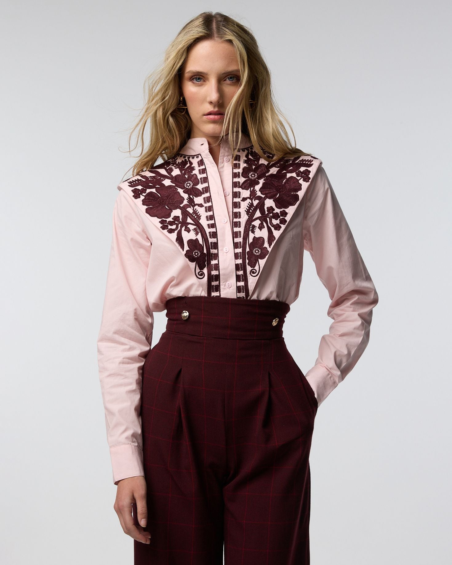 CAMISA MANI BORDADA ROSA The IQ Collection