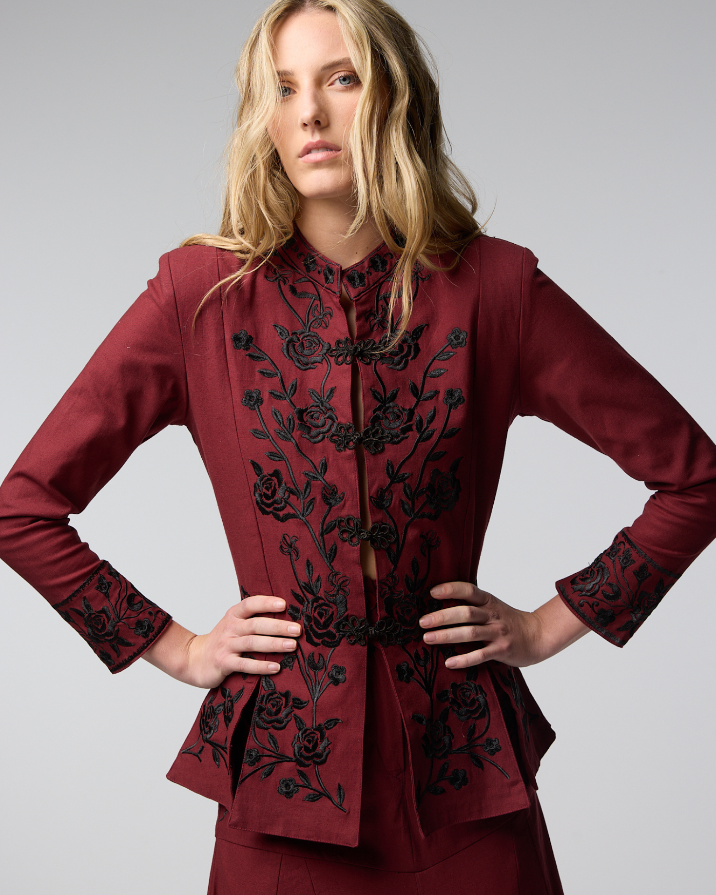 CHAQUETA ROCIO BURDEOS The IQ Collection