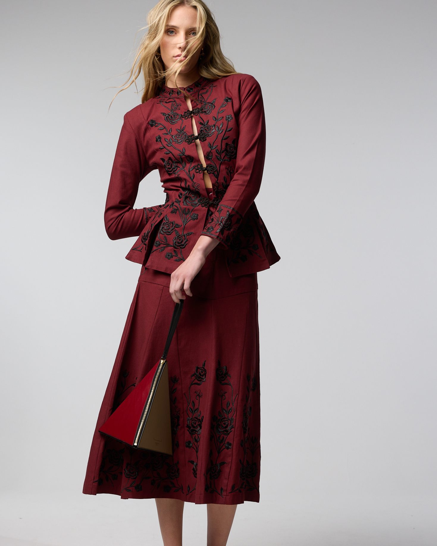 CHAQUETA ROCIO BURDEOS The IQ Collection