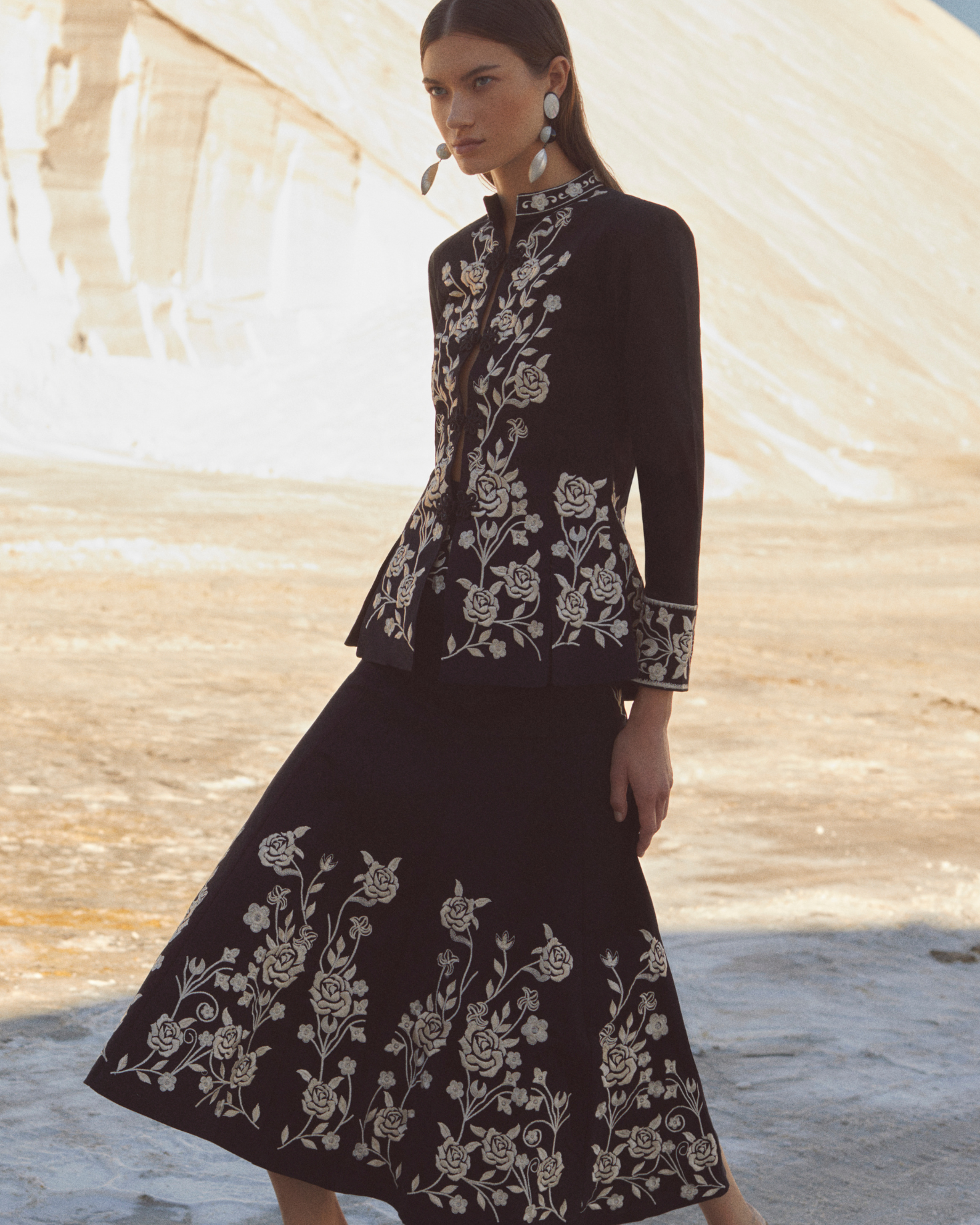 FALDA ANGELA BORDADA NEGRA The IQ Collection