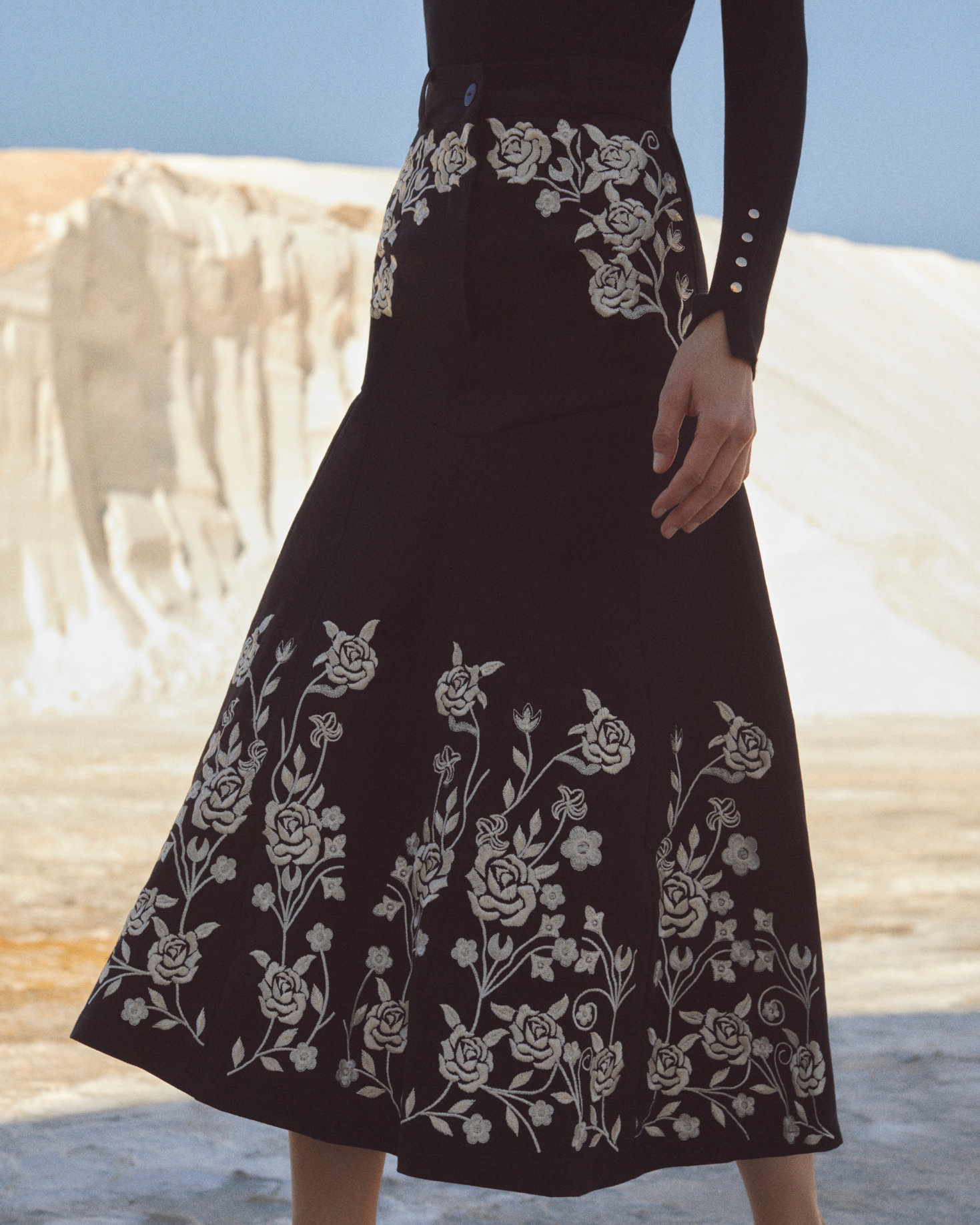 FALDA ANGELA BORDADA NEGRA The IQ Collection