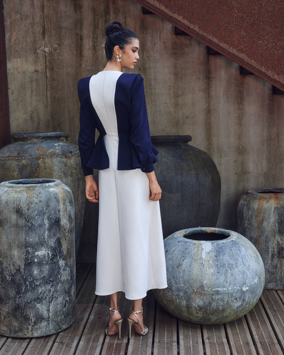 VESTIDO DANIELA BEIGE Y AZUL MARINO The IQ Collection