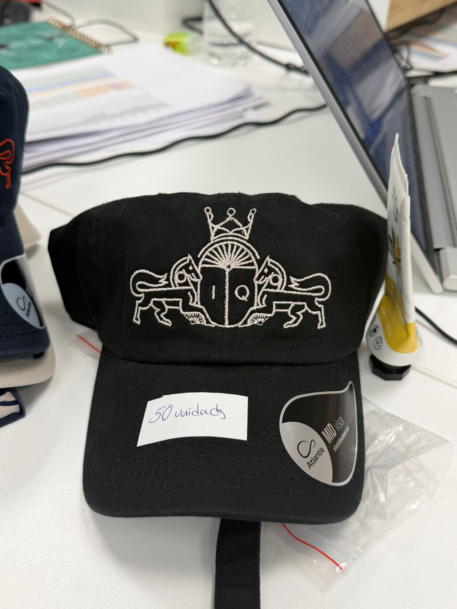 GORRA JUANA NEGRO Y BEIGE The IQ Collection