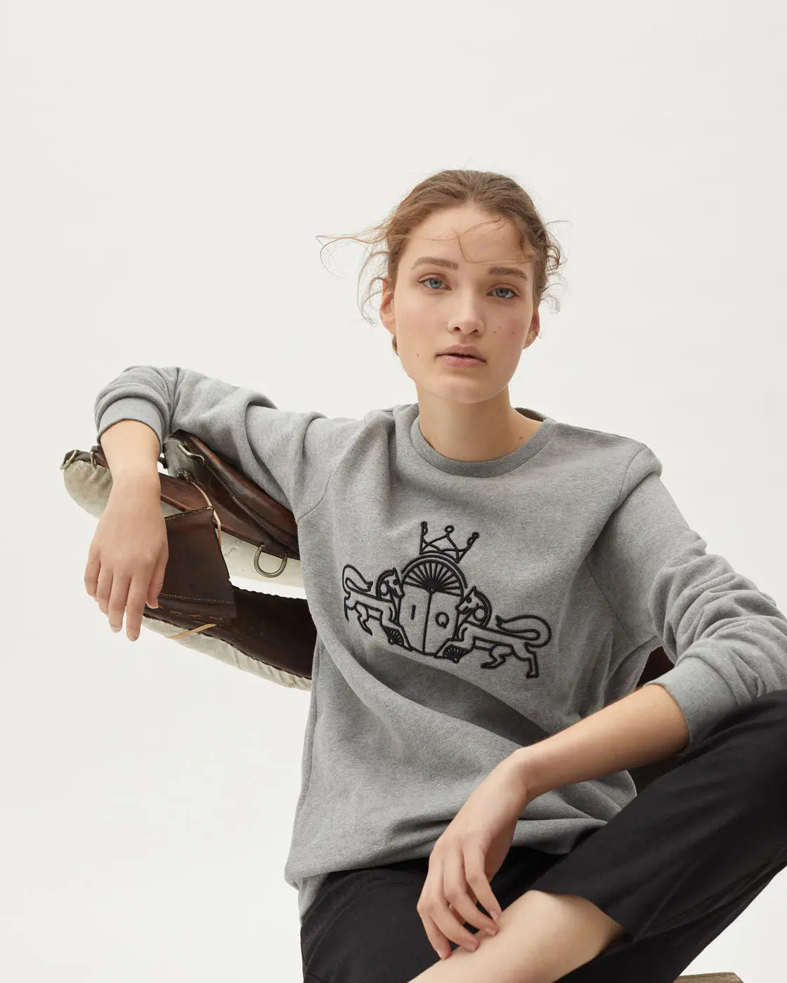 SUDADERA JULIA GRIS The IQ Collection